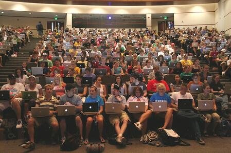 Students_in_Large_Classroom_with_Laptops