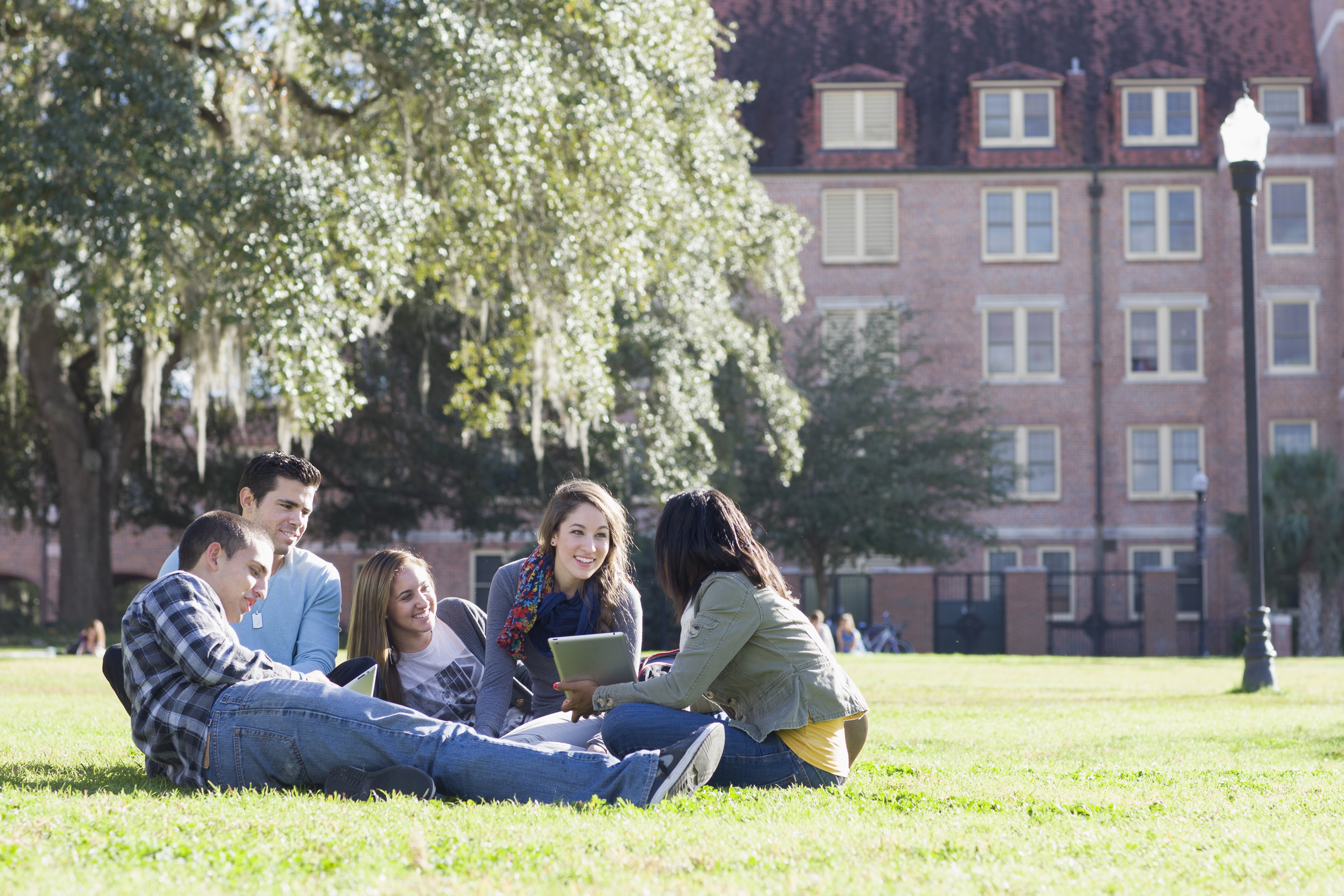 Students_Outside_in_Study_Group